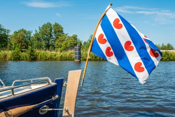 boot-met-vlag-meer-friesland-scaled_560x375_acf_cropped